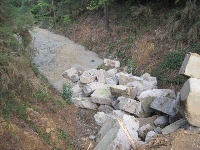 Remblaiement avec blocks de béton 04 09 2011 2