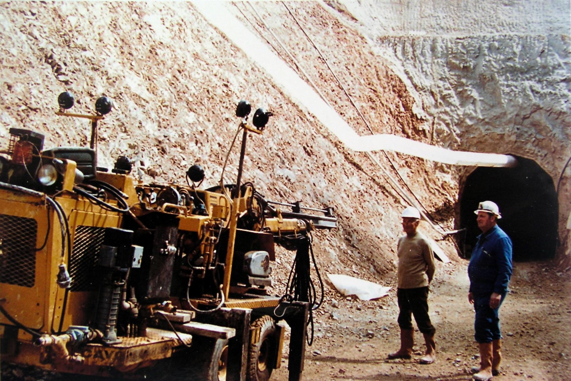 Engin entrant dans la mine.