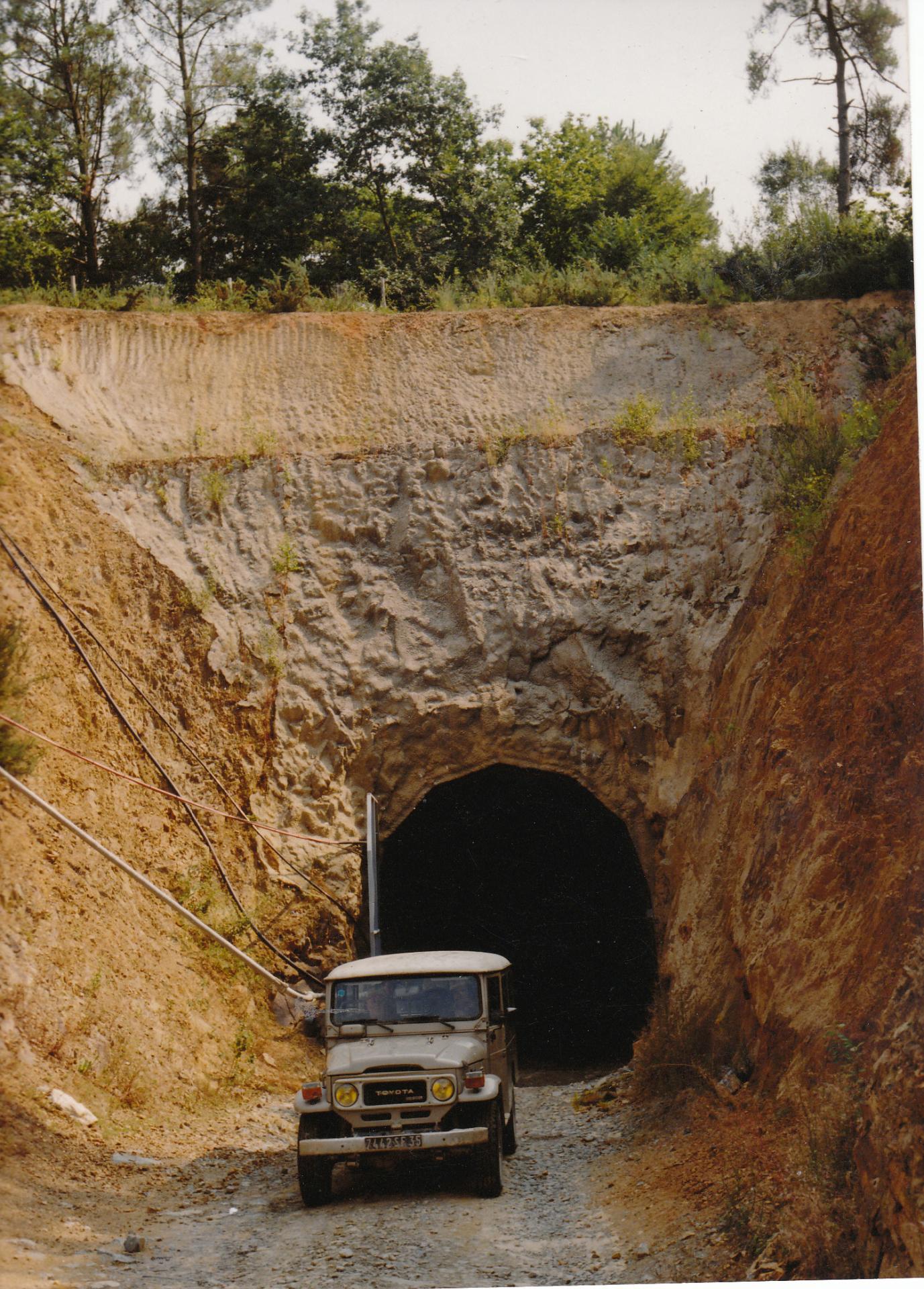 Descenderie avec vehicule à l' entree
