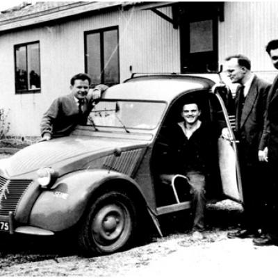 Yves Lulzac au volant de sa 2cv devant les bureaux a Montbelleux